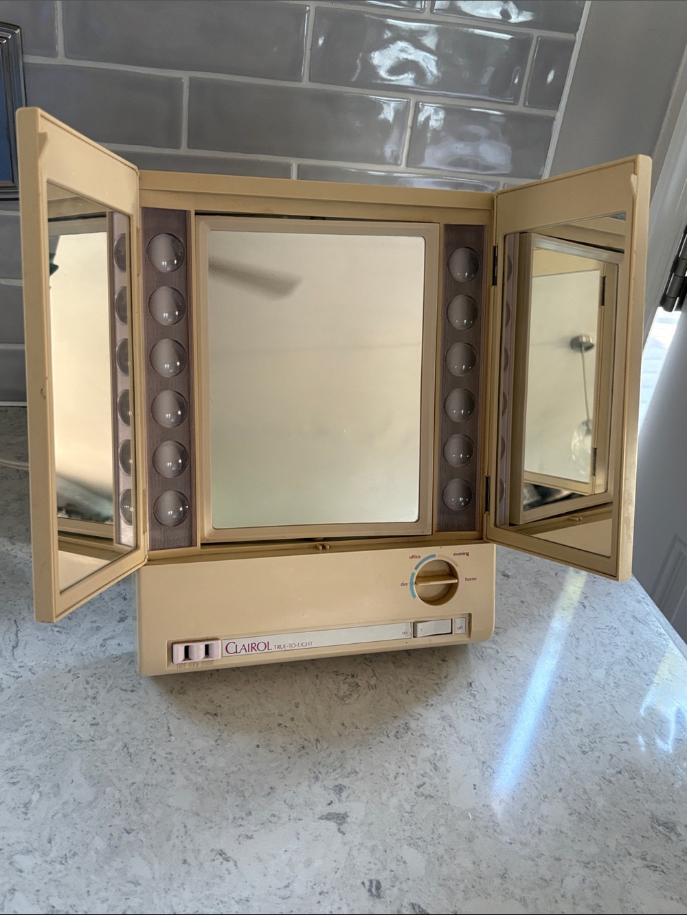 Vintage 80’sClairol True-To-Light VIII folding lighted vanity mirror LM-8